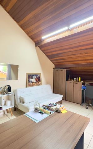 Casa à venda com 200m², 4 quartos e 2 vagas Casa à venda com 200m², 4 quartos e 2 vagasEscritório
