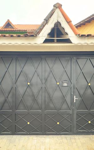 Casa à venda com 200m², 4 quartos e 2 vagas Casa à venda com 200m², 4 quartos e 2 vagasPlaca instalada na fachada do imóvel