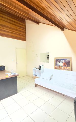 Casa à venda com 200m², 4 quartos e 2 vagas Casa à venda com 200m², 4 quartos e 2 vagasEscritório
