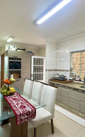 Casa à venda com 200m², 4 quartos e 2 vagas Casa à venda com 200m², 4 quartos e 2 vagasCozinha