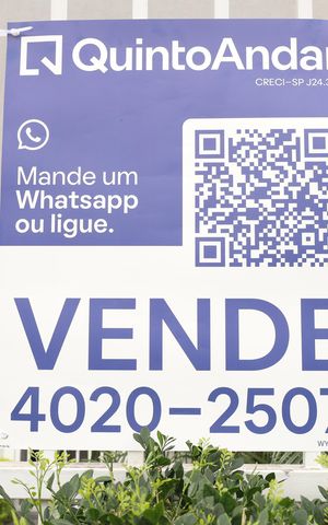 Apartamento à venda com 47m², 2 quartos e 1 vagaPlaca instalada na grade da fachada do condomínio - Código da placa: WYNY-765