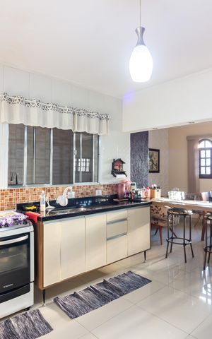 Casa à venda com 250m², 3 quartos e 4 vagas Casa à venda com 250m², 3 quartos e 4 vagasCozinha