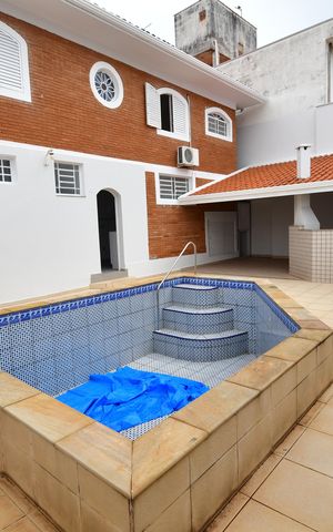 Casa à venda com 335m², 4 quartos e 2 vagasPiscina