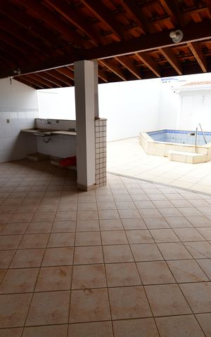 Casa à venda com 335m², 4 quartos e 2 vagasVaranda gourmet