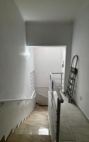 Casa para alugar com 160m², 3 quartos e 1 vaga Casa para alugar com 160m², 3 quartos e 1 vagaEscada