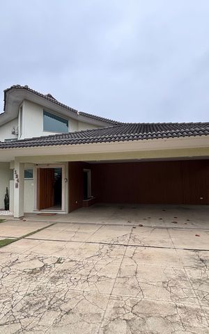 Casa para alugar com 900m², 6 quartos e 6 vagas Casa para alugar com 900m², 6 quartos e 6 vagasFachada