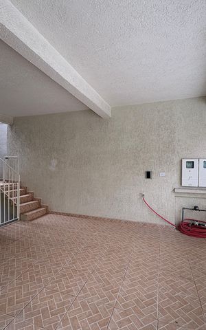 Casa à venda com 327m², 5 quartos e 2 vagas Casa à venda com 327m², 5 quartos e 2 vagasGaragem