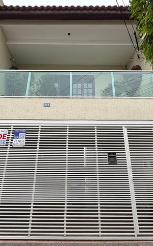 Casa à venda com 327m², 5 quartos e 2 vagas Casa à venda com 327m², 5 quartos e 2 vagasFachada