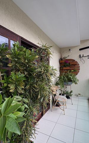 Casa à venda com 327m², 5 quartos e 2 vagas Casa à venda com 327m², 5 quartos e 2 vagasVaranda da Sala - Casa 1