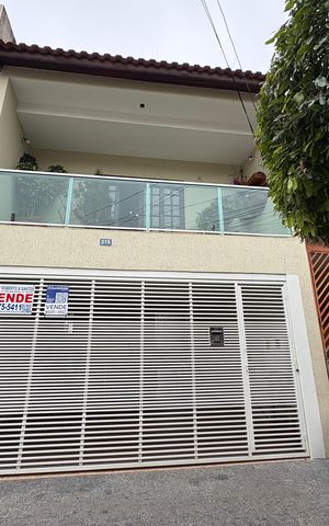 Casa à venda com 327m², 5 quartos e 2 vagas Casa à venda com 327m², 5 quartos e 2 vagasFachada