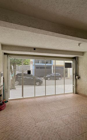 Casa à venda com 327m², 5 quartos e 2 vagas Casa à venda com 327m², 5 quartos e 2 vagasGaragem