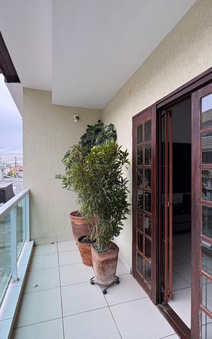 Casa à venda com 327m², 5 quartos e 2 vagas Casa à venda com 327m², 5 quartos e 2 vagasVaranda da Sala - Casa 1