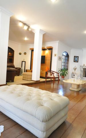 Casa à venda com 900m², 4 quartos e 7 vagasSala