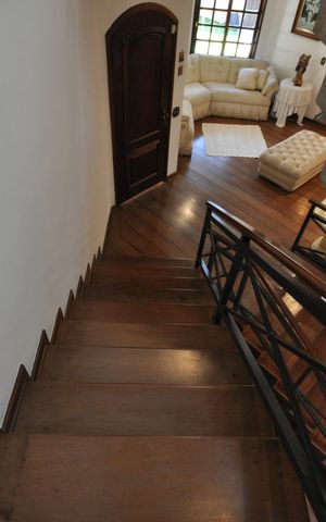 Casa à venda com 900m², 4 quartos e 7 vagasEscada
