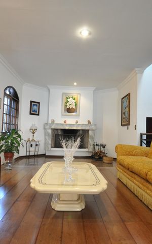 Casa à venda com 900m², 4 quartos e 7 vagasSala