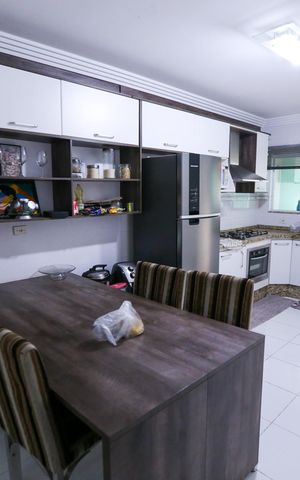 Casa à venda com 130m², 2 quartos e 2 vagas Casa à venda com 130m², 2 quartos e 2 vagasCozinha