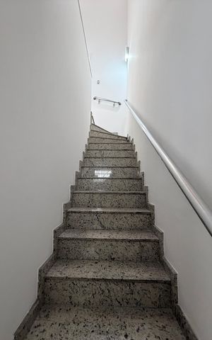 Casa à venda com 116m², 3 quartos e 2 vagasEscada