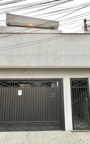 Casa à venda com 95m², 6 quartos e 3 vagas Casa à venda com 95m², 6 quartos e 3 vagasFachada