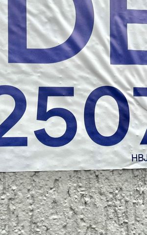 Casa à venda com 95m², 6 quartos e 3 vagas Casa à venda com 95m², 6 quartos e 3 vagasPlaquinha instalada
