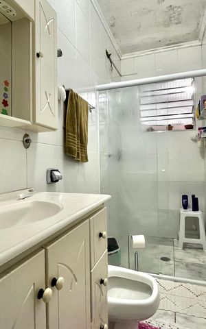 Casa à venda com 95m², 6 quartos e 3 vagas Casa à venda com 95m², 6 quartos e 3 vagasBanheiro Corredor