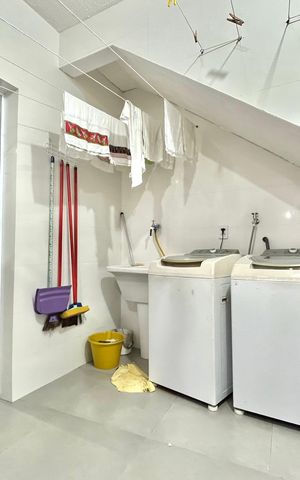 Casa à venda com 95m², 6 quartos e 3 vagas Casa à venda com 95m², 6 quartos e 3 vagasÁrea de Serviço