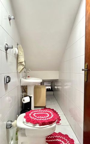 Casa à venda com 95m², 6 quartos e 3 vagas Casa à venda com 95m², 6 quartos e 3 vagasLavabo