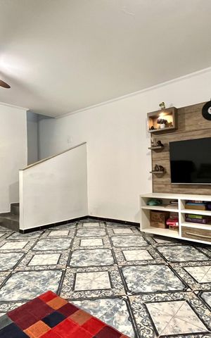 Casa à venda com 95m², 6 quartos e 3 vagas Casa à venda com 95m², 6 quartos e 3 vagasSala