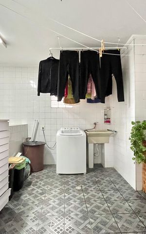 Casa à venda com 95m², 6 quartos e 3 vagas Casa à venda com 95m², 6 quartos e 3 vagasÁrea de Serviço - Edícula