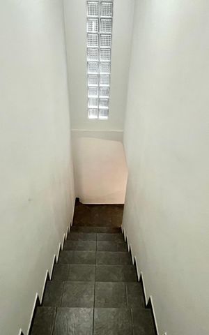 Casa à venda com 95m², 6 quartos e 3 vagas Casa à venda com 95m², 6 quartos e 3 vagasEscada