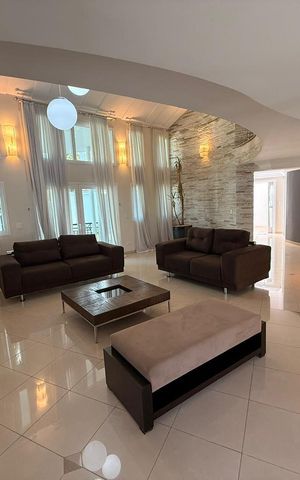 Casa à venda com 547m², 4 quartos e 4 vagas Casa à venda com 547m², 4 quartos e 4 vagasSala