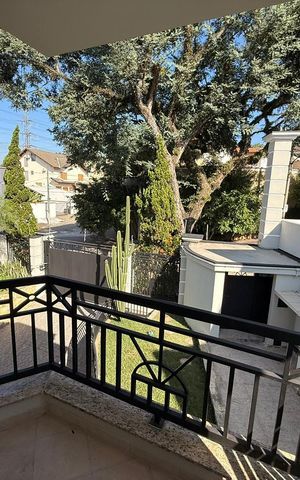 Casa à venda com 547m², 4 quartos e 4 vagas Casa à venda com 547m², 4 quartos e 4 vagasVaranda