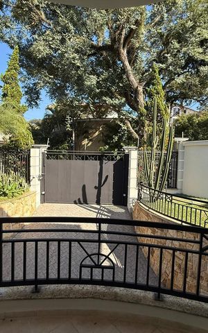 Casa à venda com 547m², 4 quartos e 4 vagas Casa à venda com 547m², 4 quartos e 4 vagasVaranda