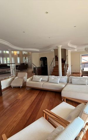 Casa à venda com 547m², 4 quartos e 4 vagas Casa à venda com 547m², 4 quartos e 4 vagasSala