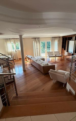 Casa à venda com 547m², 4 quartos e 4 vagas Casa à venda com 547m², 4 quartos e 4 vagasSala