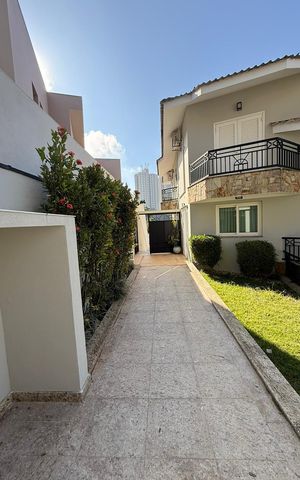 Casa à venda com 547m², 4 quartos e 4 vagas Casa à venda com 547m², 4 quartos e 4 vagasÁrea externa