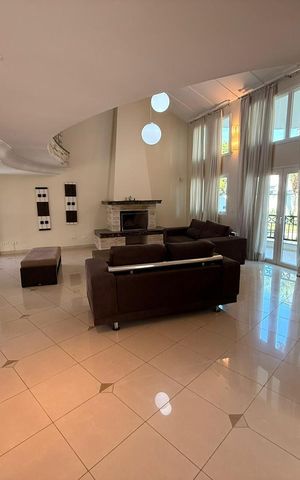 Casa à venda com 547m², 4 quartos e 4 vagas Casa à venda com 547m², 4 quartos e 4 vagasSala