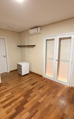 Casa à venda com 547m², 4 quartos e 4 vagas Casa à venda com 547m², 4 quartos e 4 vagasQuarto