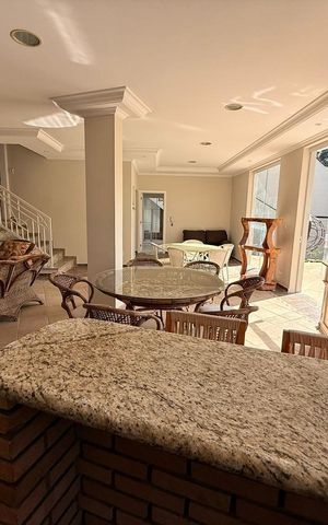 Casa à venda com 547m², 4 quartos e 4 vagas Casa à venda com 547m², 4 quartos e 4 vagasÁrea externa