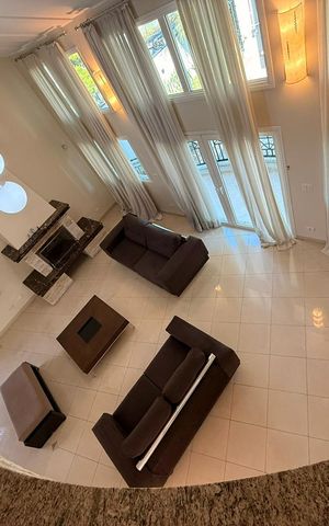 Casa à venda com 547m², 4 quartos e 4 vagas Casa à venda com 547m², 4 quartos e 4 vagasSala