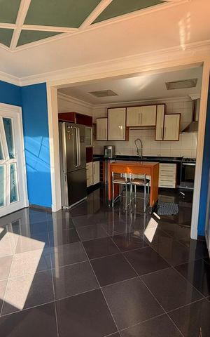 Casa à venda com 547m², 4 quartos e 4 vagas Casa à venda com 547m², 4 quartos e 4 vagasCozinha