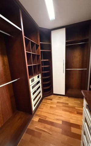 Casa à venda com 547m², 4 quartos e 4 vagas Casa à venda com 547m², 4 quartos e 4 vagasQuarto