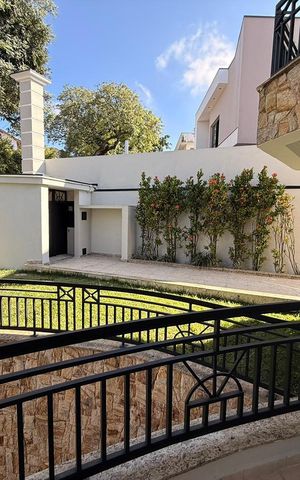 Casa à venda com 547m², 4 quartos e 4 vagas Casa à venda com 547m², 4 quartos e 4 vagasVaranda