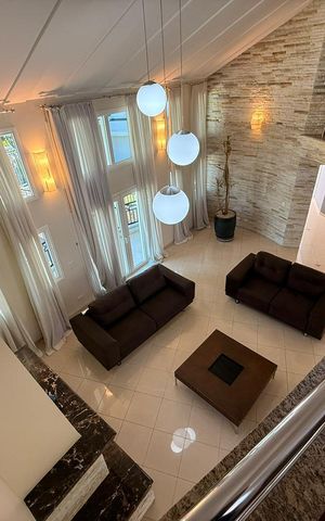 Casa à venda com 547m², 4 quartos e 4 vagas Casa à venda com 547m², 4 quartos e 4 vagasSala