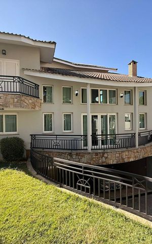 Casa à venda com 547m², 4 quartos e 4 vagas Casa à venda com 547m², 4 quartos e 4 vagasÁrea externa