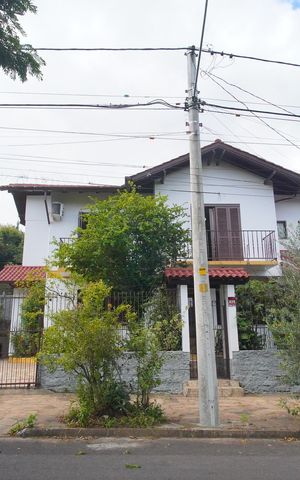Casa para alugar com 177m², 6 quartos e 3 vagasFachada