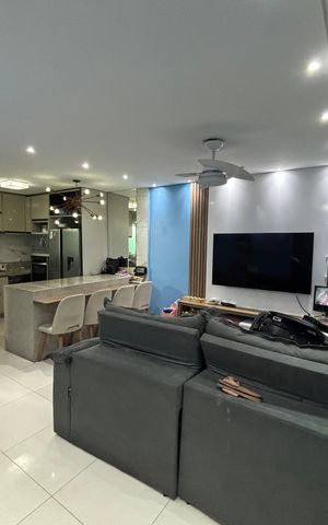 Casa à venda com 210m², 3 quartos e 2 vagas Casa à venda com 210m², 3 quartos e 2 vagasSala
