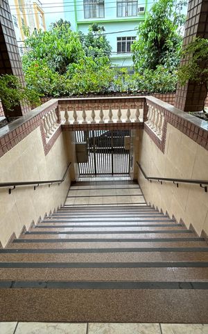 Apartamento para alugar com 49m², 2 quartos e sem vagaEscada de entrada