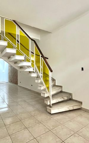 Casa à venda com 157m², 3 quartos e 2 vagas Casa à venda com 157m², 3 quartos e 2 vagasSala