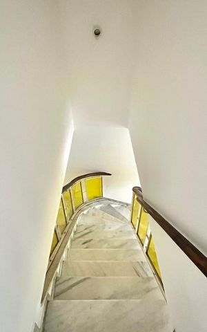 Casa à venda com 157m², 3 quartos e 2 vagas Casa à venda com 157m², 3 quartos e 2 vagasEscada