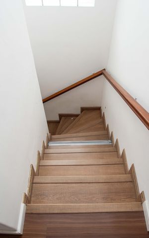Casa à venda com 300m², 3 quartos e 2 vagasEscada